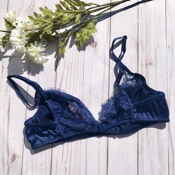 2/$25 ❤️ NWT Victoria’s Secret Silky Triangle Bra - Picture 2 of 3